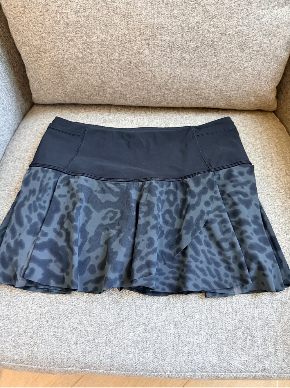 Lululemon Black & Gray Animal Print Skirt Size 6